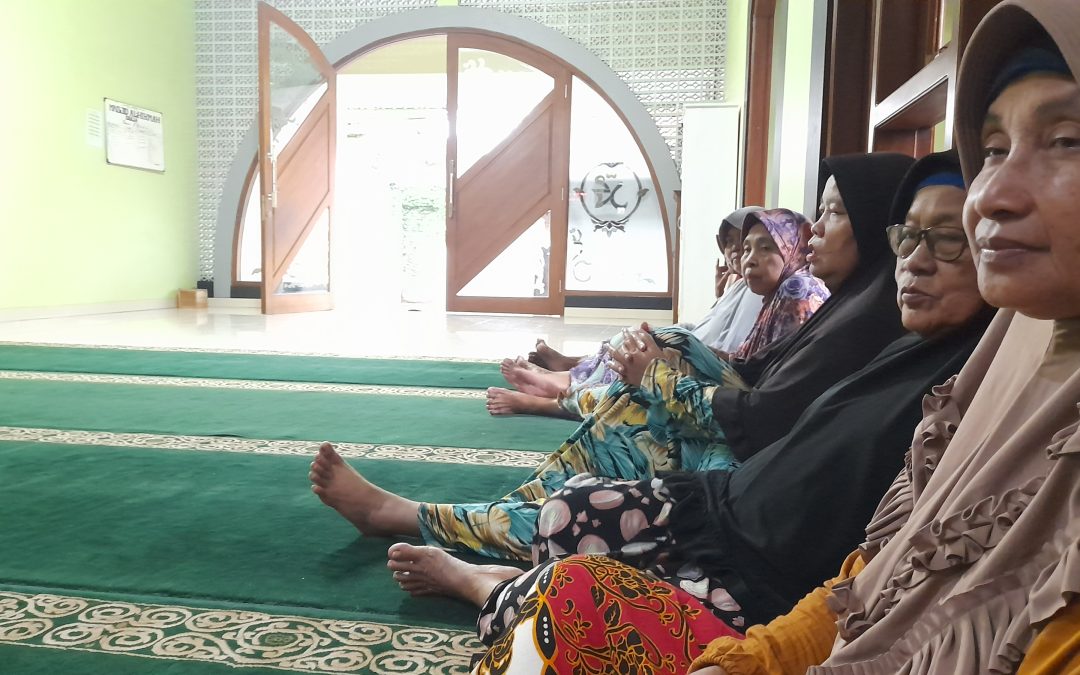 Pengajian Rutinan Ibu-Ibu RT 001 RW 013 di Masjid Al-Hikmah Ciraja